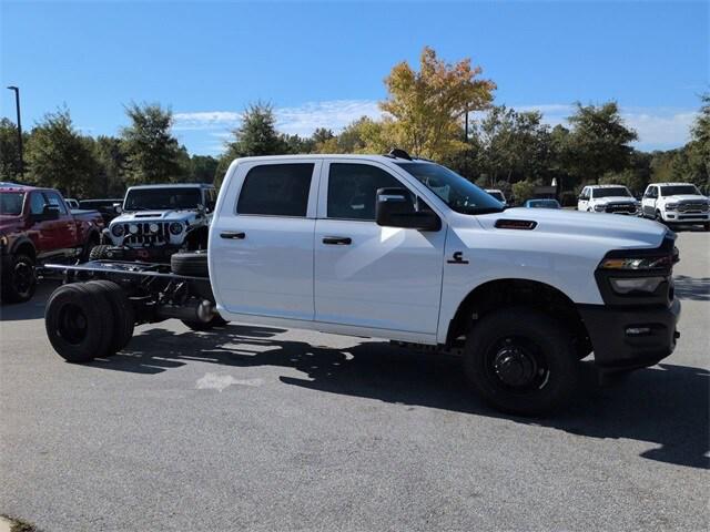 2026 RAM Ram 3500 Chassis Cab RAM 3500 TRADESMAN CREW CAB CHASSIS 4X4 60 CA 2026 RAM Ram 3500 Chassis Cab RAM 3500 TRADESMAN CREW CAB CHASSIS 4X4 60 CA