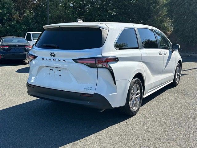 2022 Toyota Sienna LE