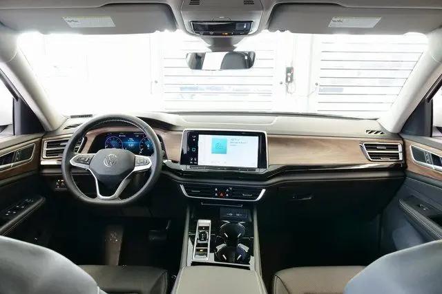 2026 Volkswagen Atlas SE with Technology