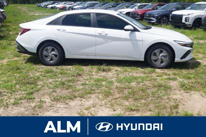 2025 Hyundai Elantra SE photo 4