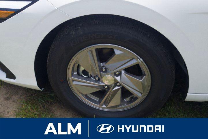 2025 Hyundai Elantra SE photo 9