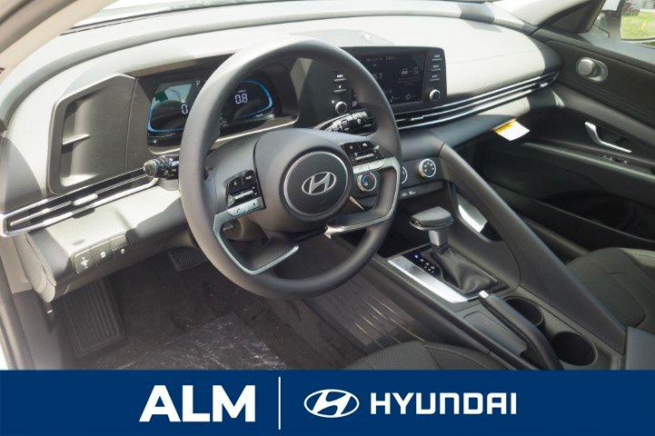 2025 Hyundai Elantra SE photo 10