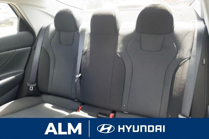 2025 Hyundai Elantra SE photo 12