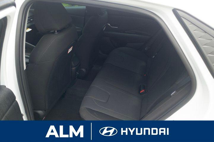 2025 Hyundai Elantra SE photo 13
