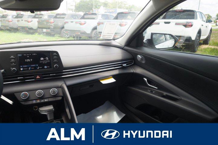 2025 Hyundai Elantra SE photo 14