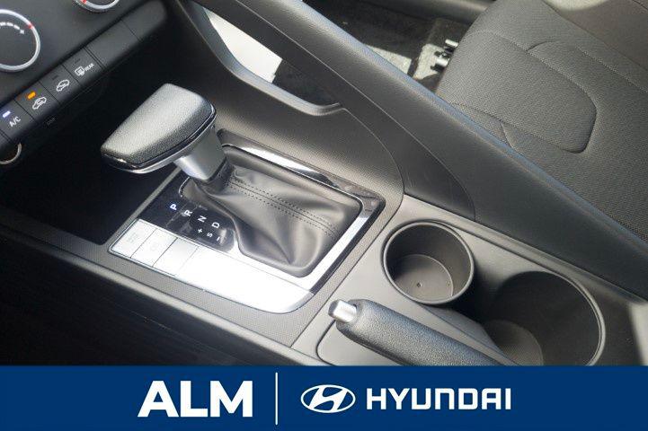 2025 Hyundai Elantra SE photo 18