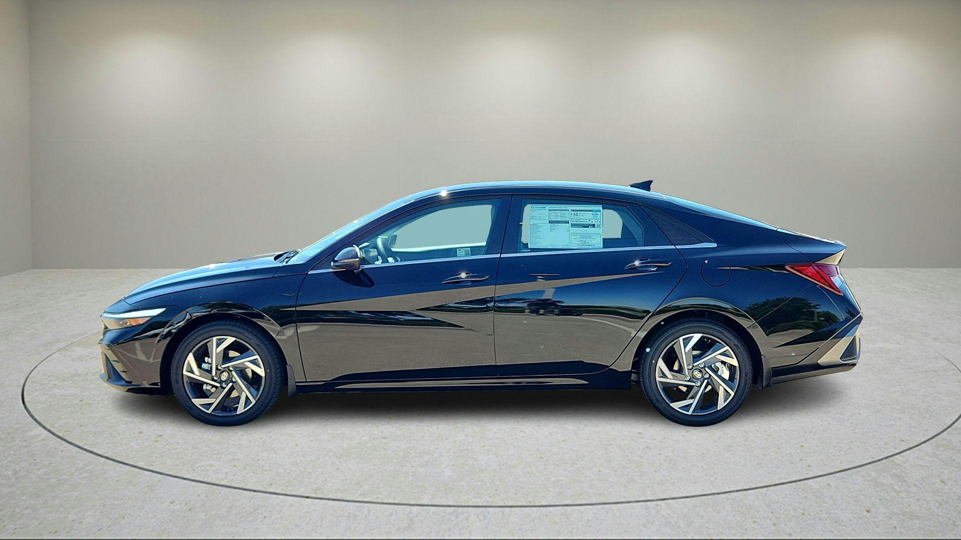 2025 Hyundai Elantra Limited - Photo 4