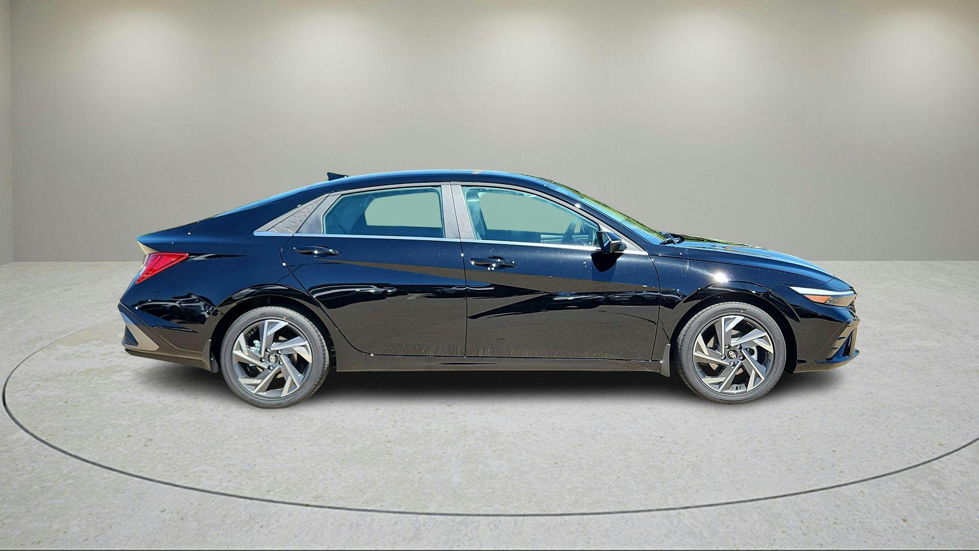 2025 Hyundai Elantra Limited - Photo 8