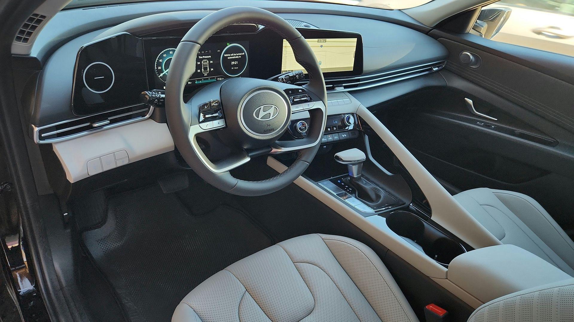 2025 Hyundai Elantra Limited - Photo 9