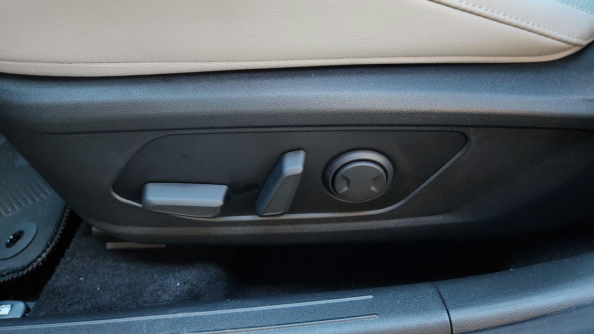 2025 Hyundai Elantra Limited - Photo 13