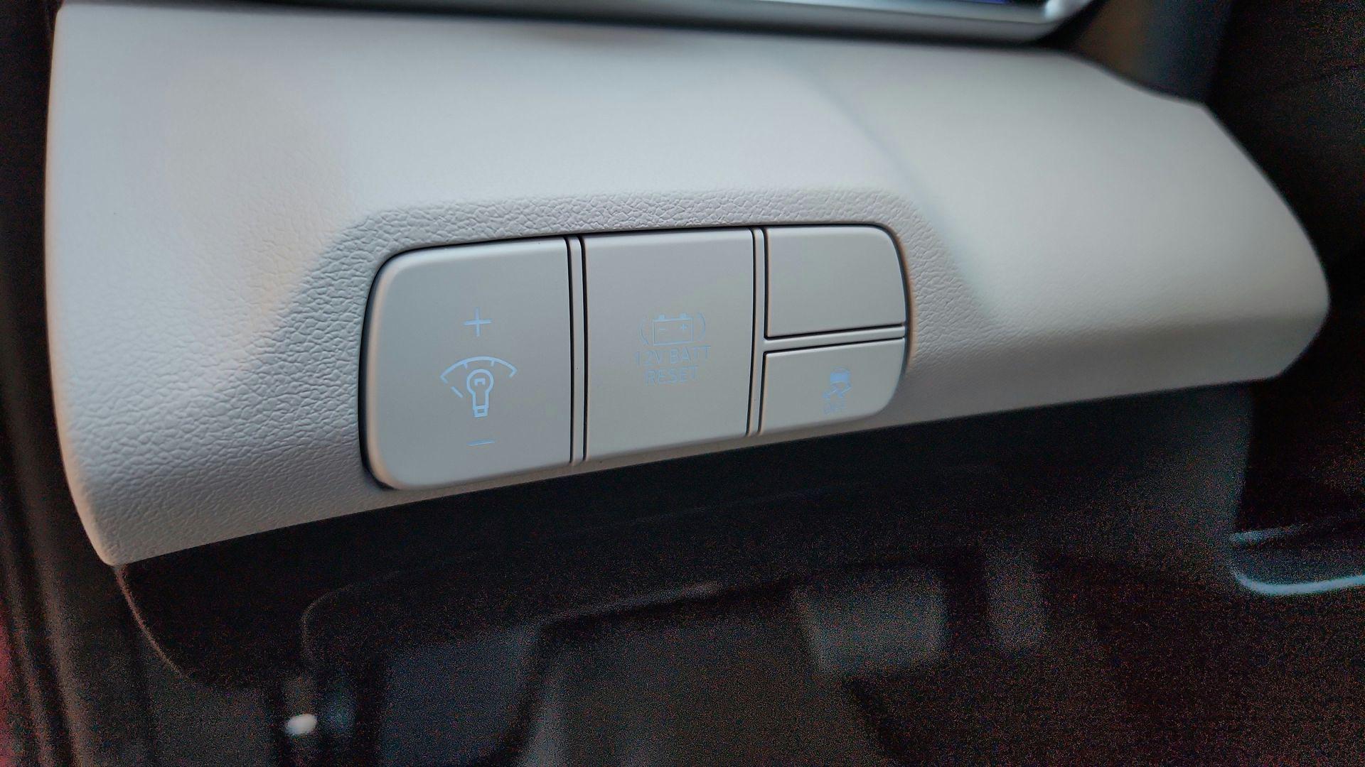 2025 Hyundai Elantra Limited - Photo 14