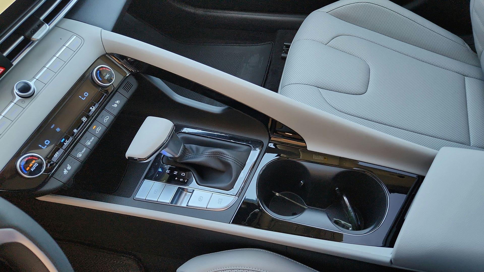 2025 Hyundai Elantra Limited - Photo 18