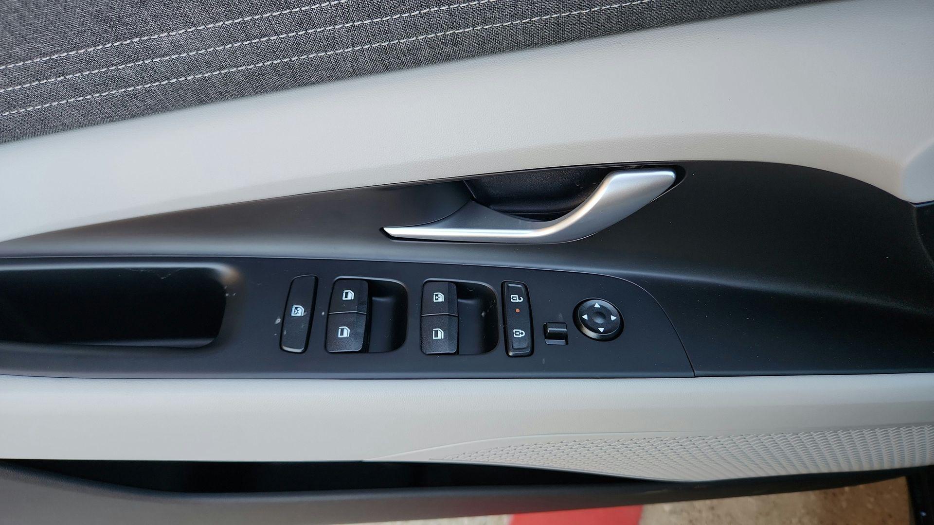 2025 Hyundai Elantra Limited - Photo 23