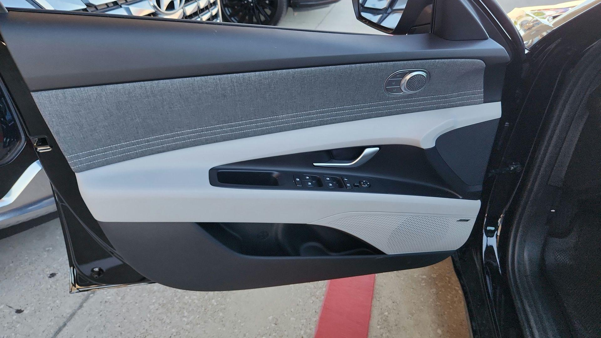 2025 Hyundai Elantra Limited - Photo 24