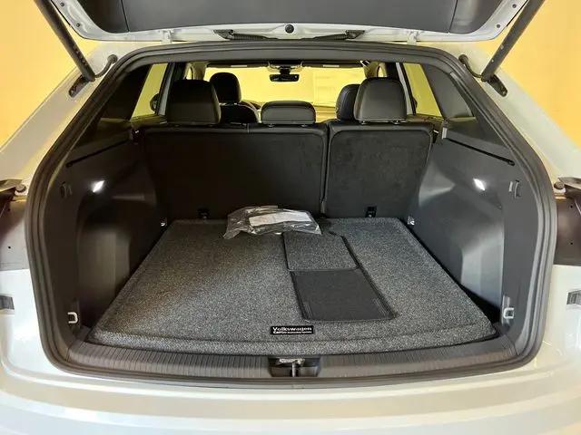 2026 Volkswagen Atlas Cross Sport SE with Technology