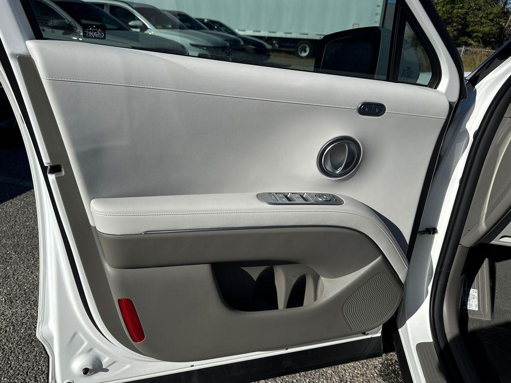 New 2026 White HYUNDAI Limited FWD image 11