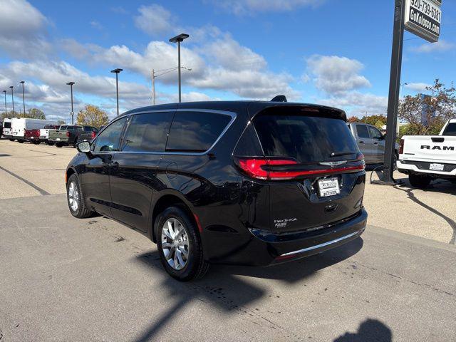 2026 Chrysler Pacifica Select AWD