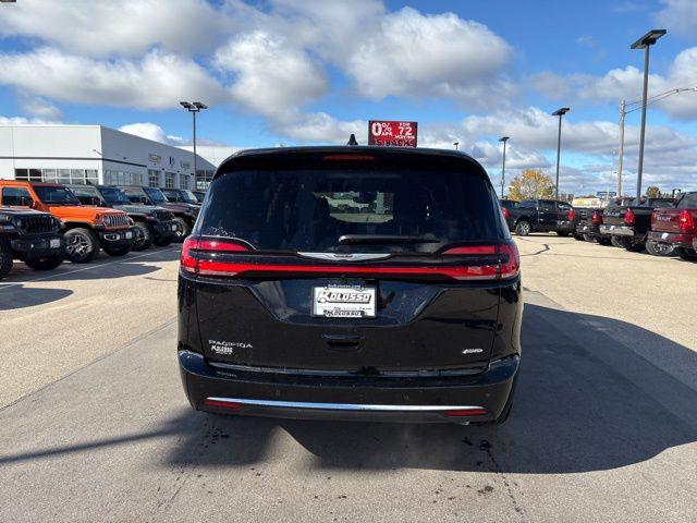 2026 Chrysler Pacifica Select AWD