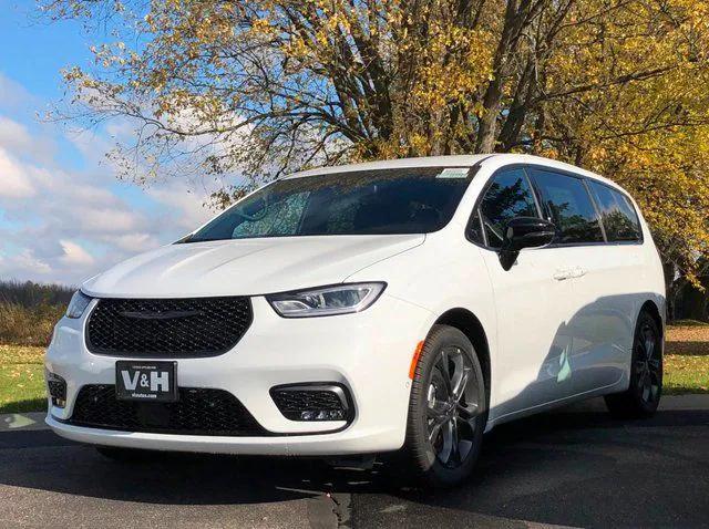 2026 Chrysler Pacifica Select for sale in Marshfield, WI