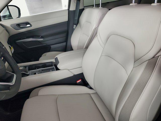 2025 Nissan Pathfinder SL FWD
