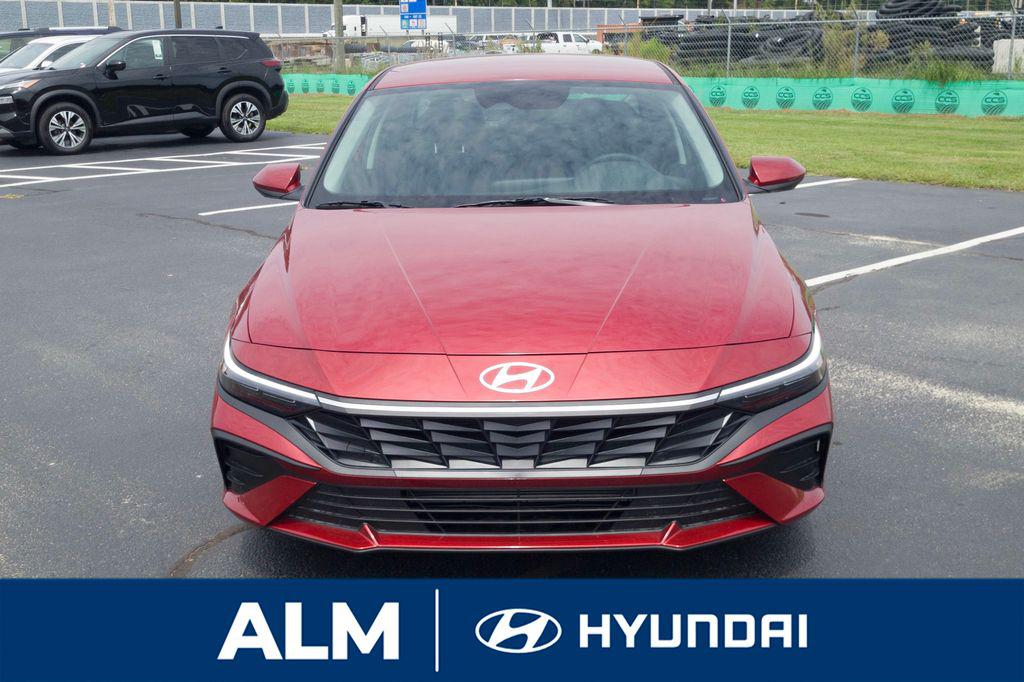 2025 Hyundai Elantra SE photo 2