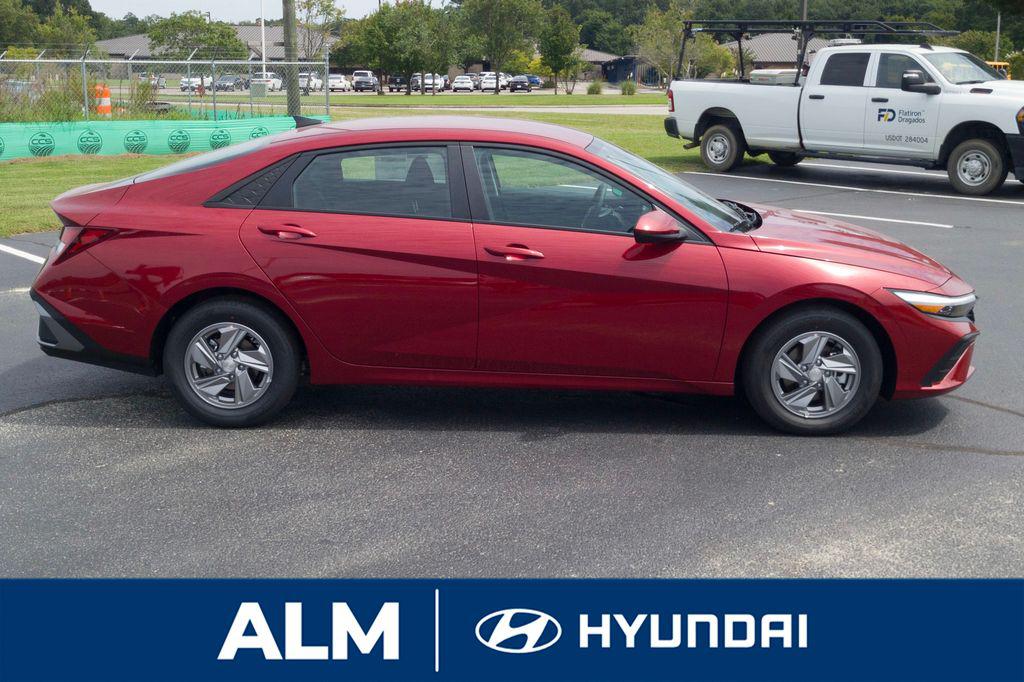 2025 Hyundai Elantra SE photo 4