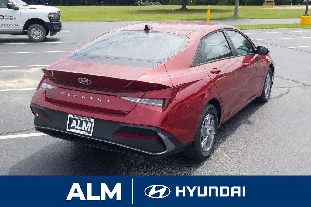 2025 Hyundai Elantra SE photo 5