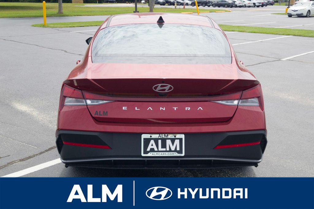 2025 Hyundai Elantra SE photo 6