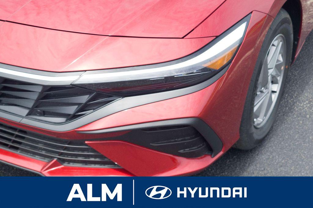 2025 Hyundai Elantra SE photo 9