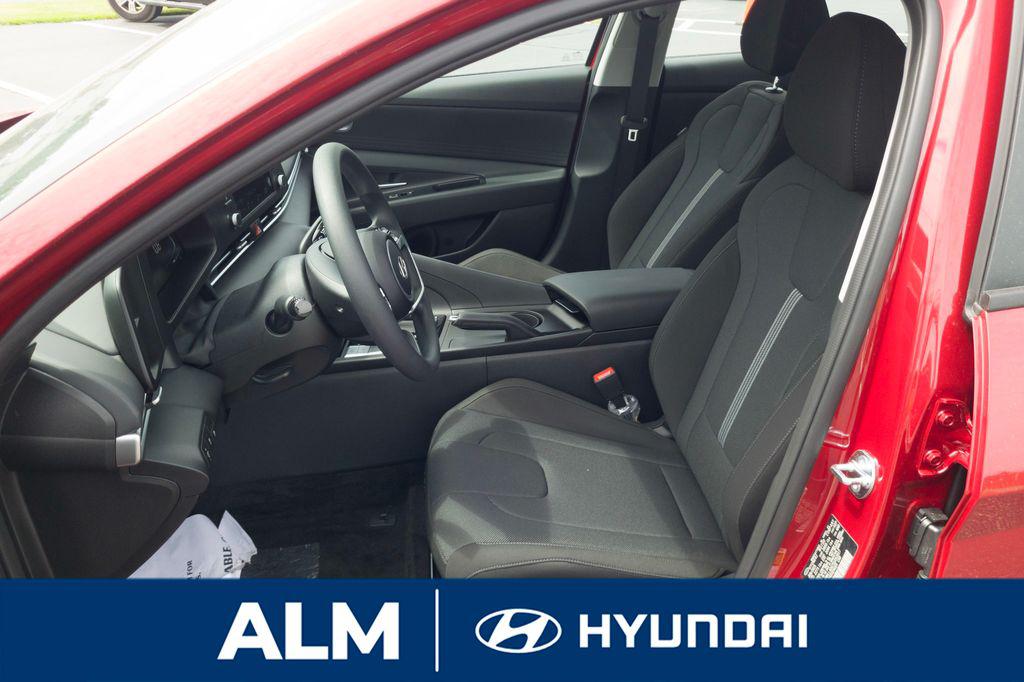 2025 Hyundai Elantra SE photo 12