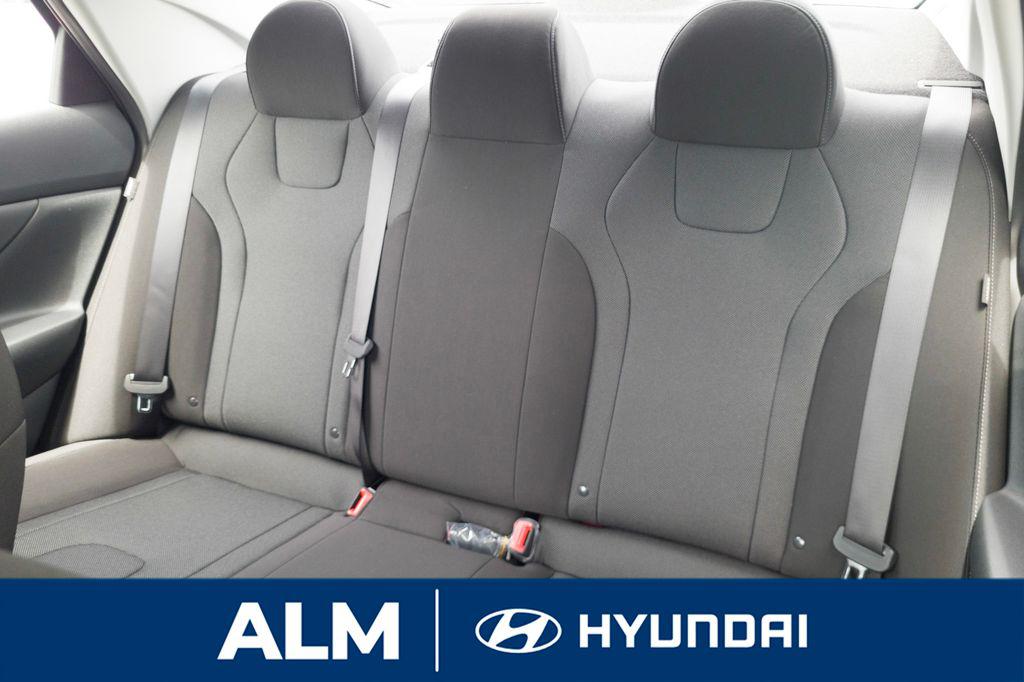 2025 Hyundai Elantra SE photo 13