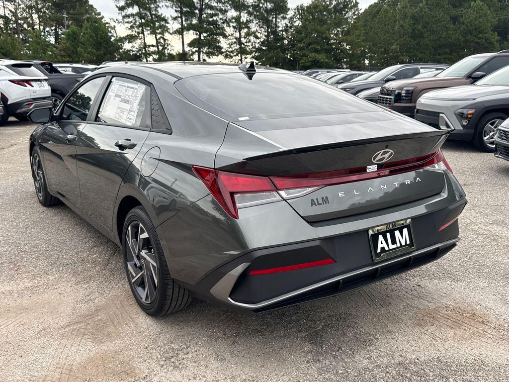 2025 Hyundai Elantra SEL Sport photo 3