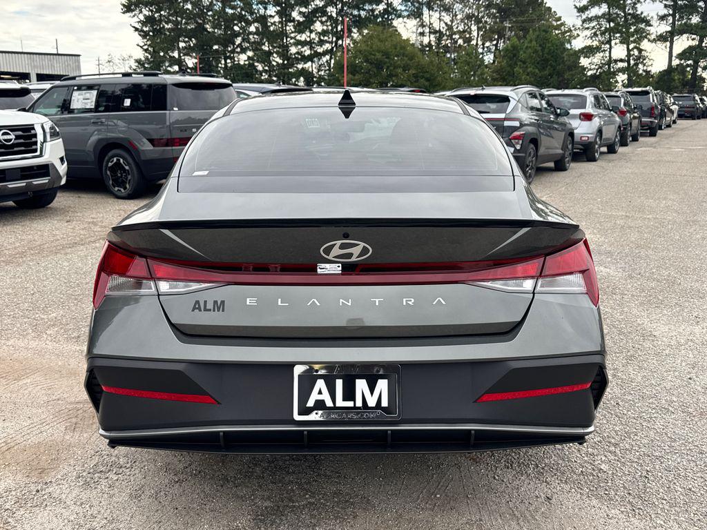 2025 Hyundai Elantra SEL Sport photo 4