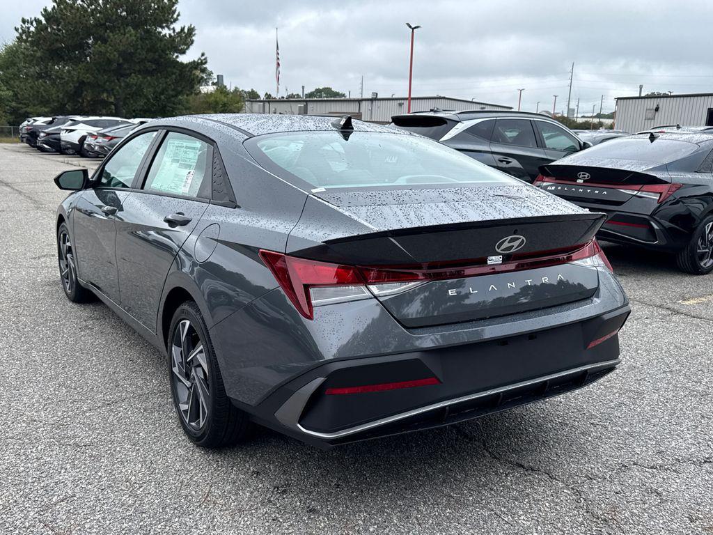 2025 Hyundai Elantra SEL Sport photo 3