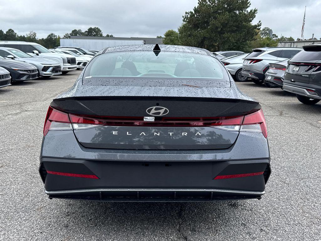 2025 Hyundai Elantra SEL Sport photo 4