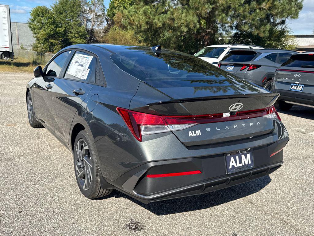 2025 Hyundai Elantra SEL Sport photo 3