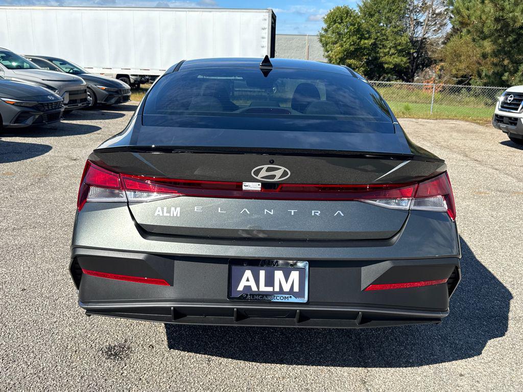 2025 Hyundai Elantra SEL Sport photo 4