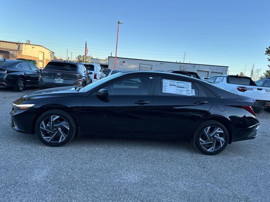 2025 Hyundai Elantra SEL Sport photo 2