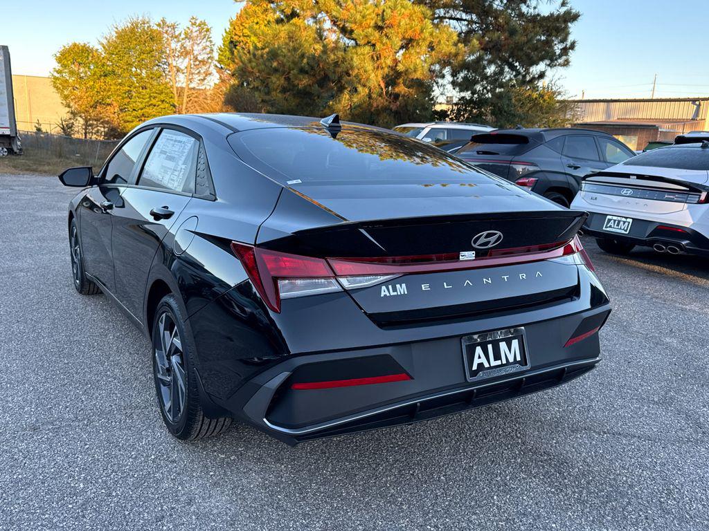 2025 Hyundai Elantra SEL Sport photo 3