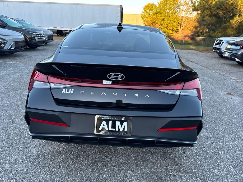 2025 Hyundai Elantra SEL Sport photo 4