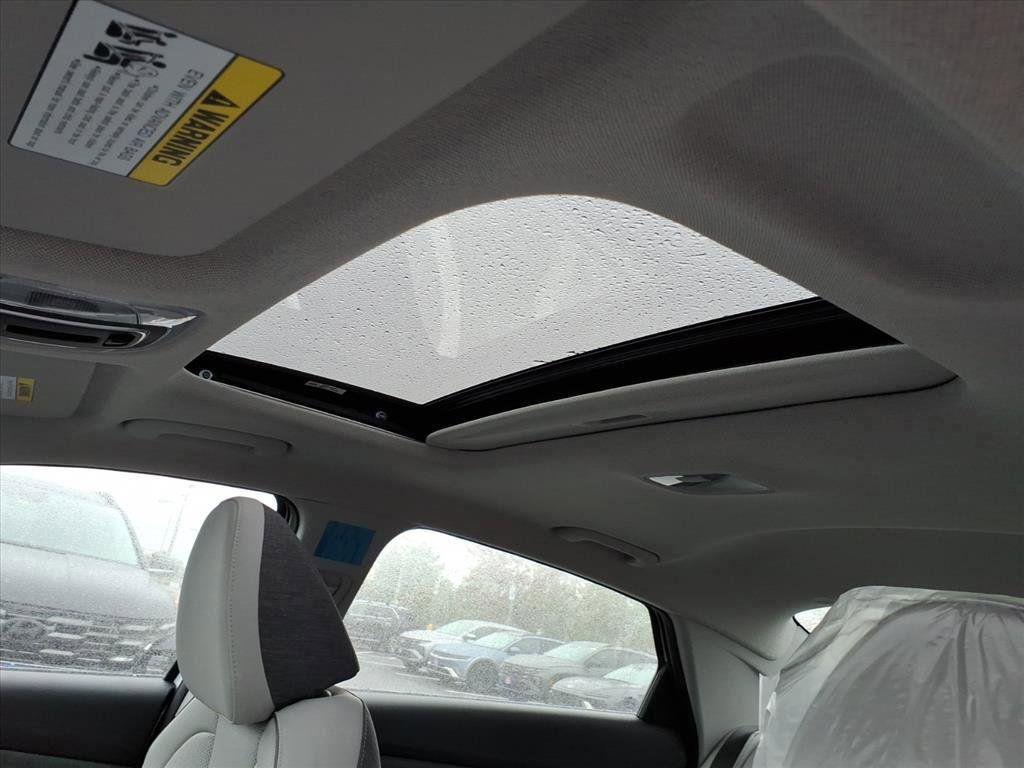 2025 Hyundai Elantra Limited - Photo 6