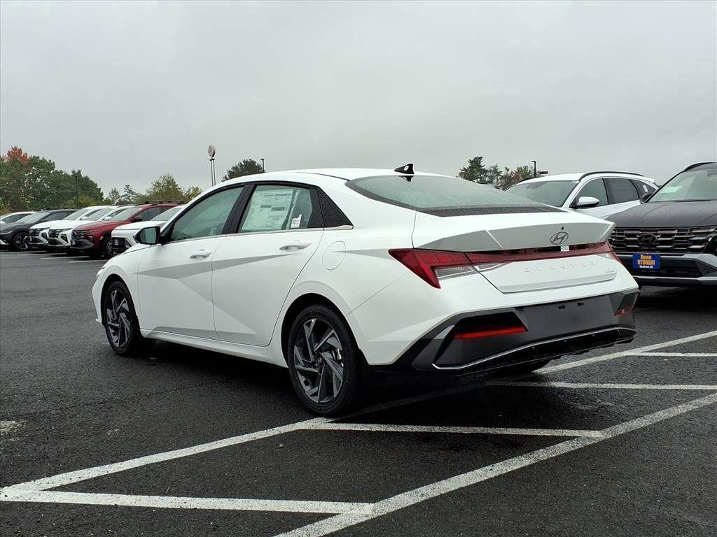2025 Hyundai Elantra Limited - Photo 11