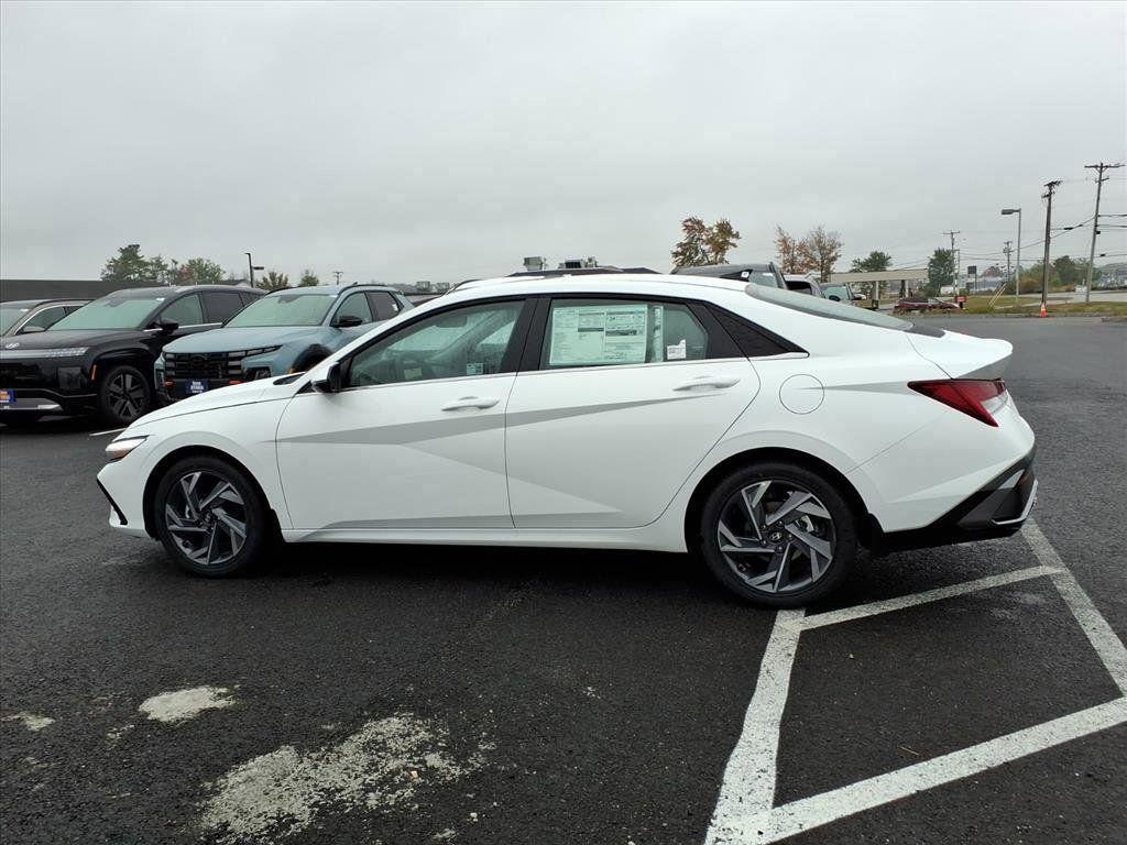 2025 Hyundai Elantra Limited - Photo 12