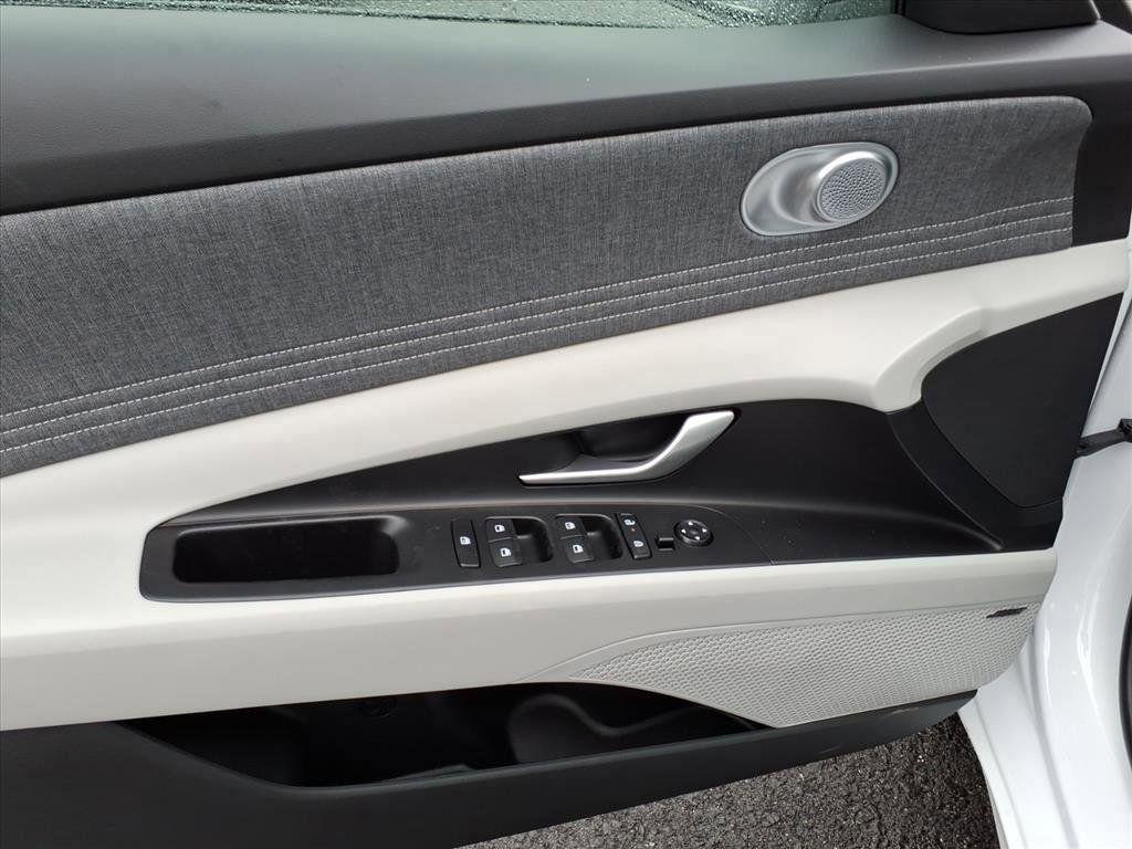 2025 Hyundai Elantra Limited - Photo 14
