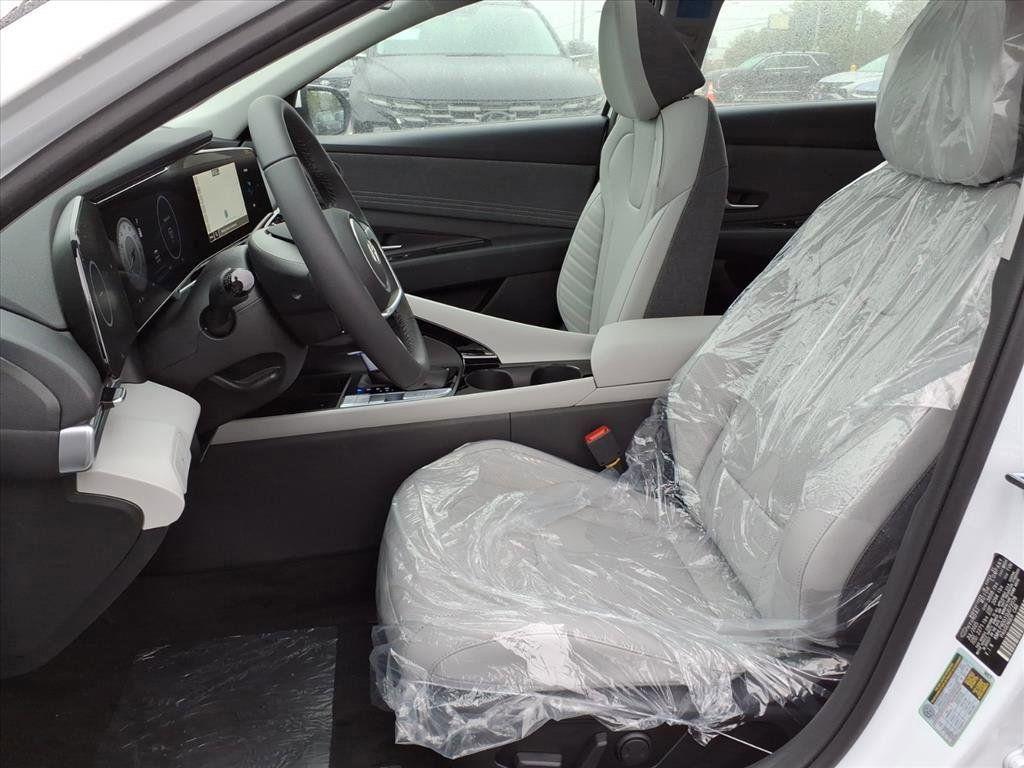 2025 Hyundai Elantra Limited - Photo 15