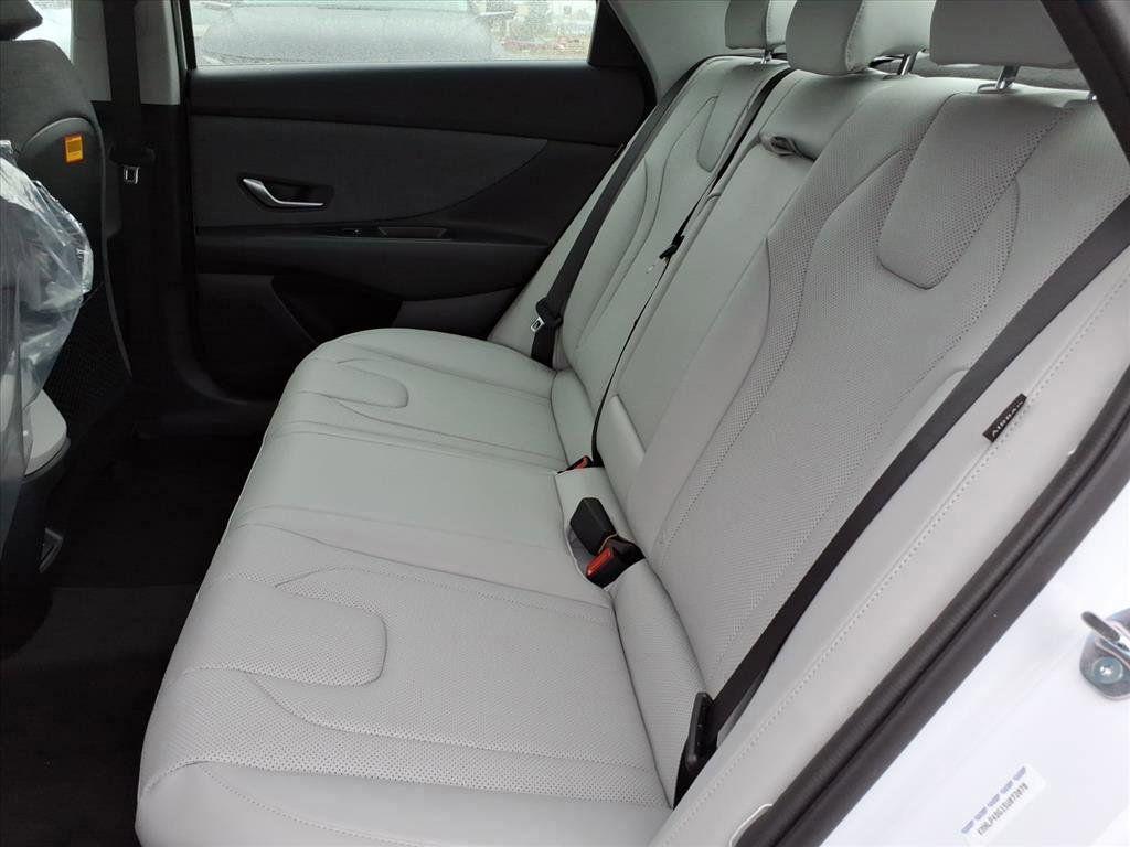 2025 Hyundai Elantra Limited - Photo 16