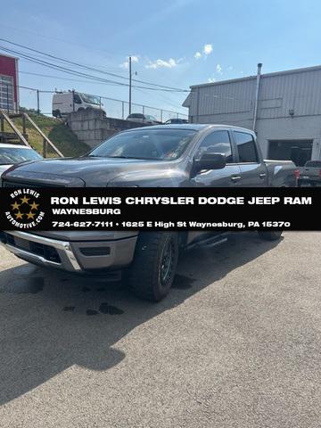 2024 Nissan TITAN Crew Cab SV 4x4