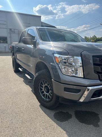 2024 Nissan TITAN Crew Cab SV 4x4