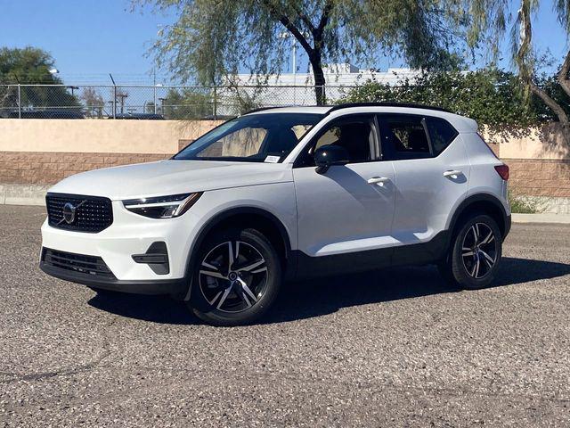 2026 Volvo XC40 Core, B4 FWD Gas (mild hybrid), Dark