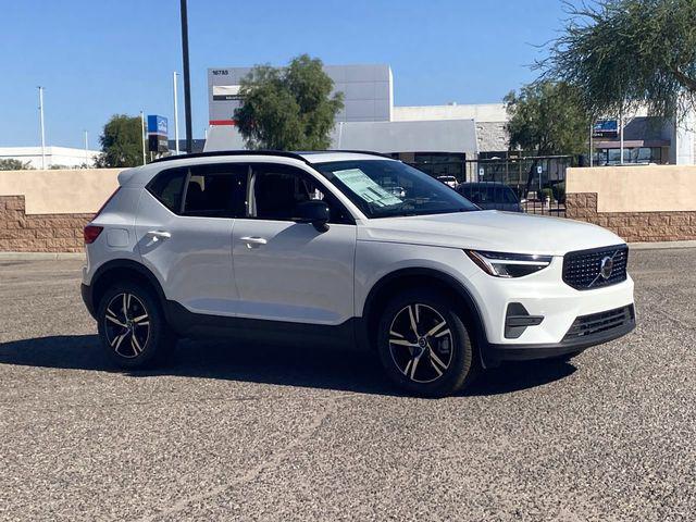2026 Volvo XC40 Core, B4 FWD Gas (mild hybrid), Dark
